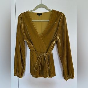 Gold velvet blouse with tie and side zipper